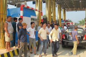 Ngày đầu thu phí bị phản đối kịch liệt  