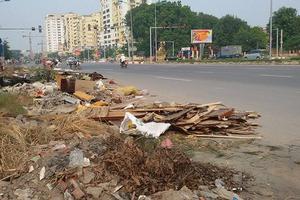 Rác la liệt gần trụ sở UBND phường