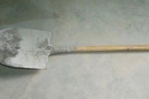 Anh trai dùng xẻng đánh chết em ruột