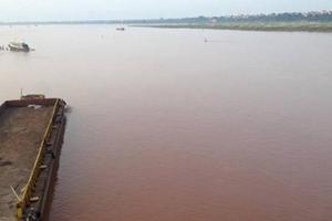 Giải mã nước sông Hồng chuyển màu đỏ