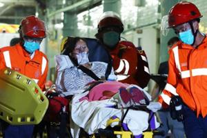 Phà cao tốc Hongkong đâm phải "vật thể lạ": 121 người thương vong