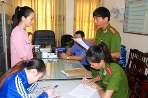 Khởi tố 2 bảo mẫu đánh, trói, nhét giẻ vào miệng bé 15 tháng tuổi