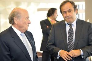 Blatter và Platini chính thức bị "treo giò" 90 ngày do bê bối hối lộ