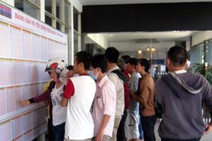 Ngày đầu bán vé tàu Tết: Vé ít, người mua đông