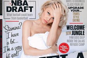 “Quả bom sex” Pamela Anderson 48 tuổi vẫn chụp hình khêu gợi