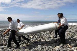 Tìm thấy xác máy bay chứa xương người nghi MH370
