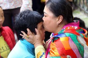 Sự thật về “thánh cô” sờ nắn, mút trán chữa bệnh ung thư