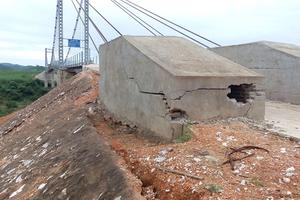 Cầu treo hàng chục tỷ đồng có nguy cơ sập