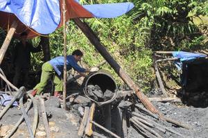 Xử lý "than tặc": Kiên quyết nhưng chưa triệt để  