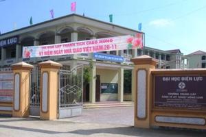 Cấp bằng cho sinh viên sau 2 năm “dài cổ” chờ đợi