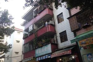 Thót tim trước màn giải cứu cậu bé 3 tuổi lơ lửng ngoài ban công