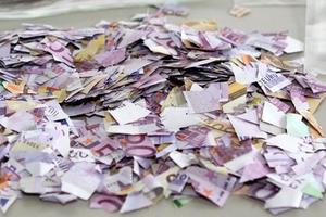Cụ ông 85 tuổi cắt vụn số tiền 1 triệu Euro trước khi qua đời