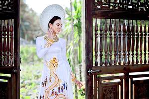Lệ Quyên đưa yếu tố rồng tiên vào quốc phục thi Hoa Hậu