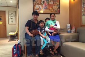 Lo ngại thiếu vắcxin, các gia đình "đua nhau" đưa con sang Singapore