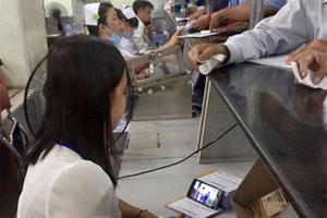Bức xúc nhân viên bệnh viện vừa thu viện phí vừa xem phim