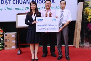 Tập đoàn FLC trao tặng 1.000 mũ bảo hiểm cho học sinh Nam Định