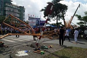 Cần cẩu hơn 70m đổ sập, 4 người gặp nạn