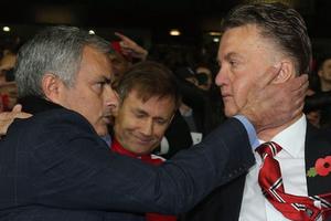 Sốc: Jose Mourinho thay Louis van Gaal dẫn dắt Manchester United?