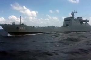 Tàu chiến Trung Quốc chĩa súng đe dọa tàu tiếp tế Việt Nam