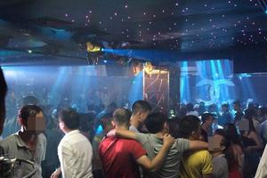 Hơn 300 khách nhốn nháo bỏ chạy khi cảnh sát ập vào kiểm tra quán bar