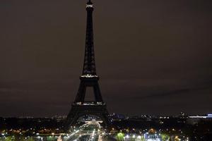 Tháp Eiffel tắt để tưởng niệm 129 nạn nhân vụ khủng bố