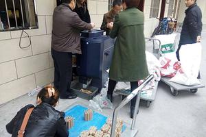 Mẹ mang 250 kg tiền xu đi mua nhà cho con