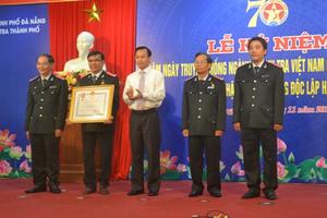    Đón nhận Huân chương Độc lập hạng Ba   