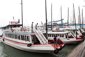Quảng Ninh tạm dừng đóng mới tàu du lịch trên vịnh 