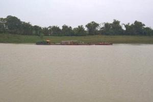 Cát tặc “đục khoét” sông Chu