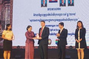 Coca-Cola nhận huy chương chống tham nhũng