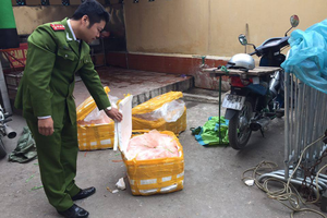 Bắt giữ 3 thùng nầm lợn hôi thối, bốc mùi không rõ xuất xứ