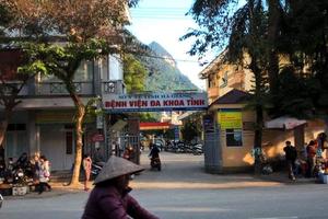 Một mình một sân, dân nghèo khốn đốn?