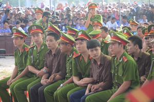 Công bố cáo trạng trong tiếng la hét của người nhà