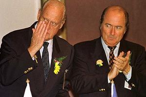 Blatter bị nghi làm ngơ vụ hối lộ 100 triệu đôla ở FIFA