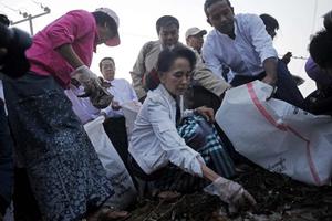 'Quý bà' Myanmar xuống đường nhặt rác