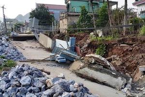 Hàng chục mét đường sụt, nhà nghiêng trong đêm