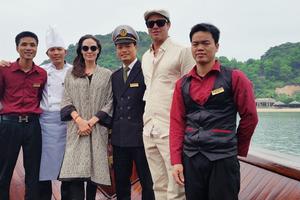  Angelina Jolie - Brad Pitt tươi tắn trên Vịnh Hạ Long