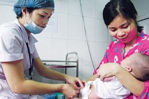 Khan vắc-xin dịch vụ: Doanh nghiệp 'đục nước béo cò'?
