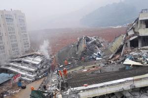 Quan chức tự tử sau trận lở đất chôn vùi 30 tòa nhà