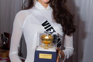 Phạm Hương mặc áo dài, đấu giá sen vàng tại Miss Universe
