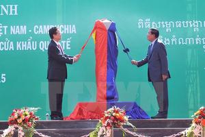 Thủ tướng hai nước Việt Nam-Campuchia dự khánh thành cột mốc 30