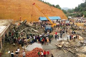 Sập giàn giáo, nhiều người thương vong