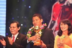 Anh Đức và Minh Nguyệt giành Quả bóng vàng Việt Nam năm 2015