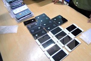 Truy tố cán bộ hải quan tiếp tay buôn lậu hơn 700 chiếc iPhone