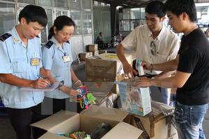 Cán bộ tài chính nộp lại 322 triệu đồng quà biếu trong gần 10 năm