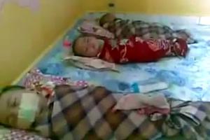 Cô giáo mầm non dùng băng keo bịt miệng, quấn trẻ em như "xác ướp" để ép ngủ