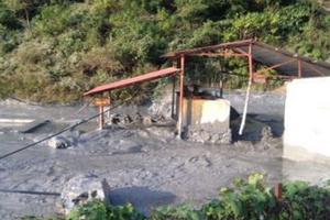 Vỡ bể chứa, cả trăm nghìn m3 bùn thải chì chảy ra sông