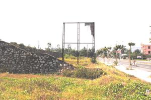 Resort bỏ hoang, dân nghèo thành con nợ