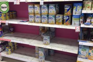 Australia nghi ngờ Trung Quốc làm sữa giả từ những hộp sữa rỗng