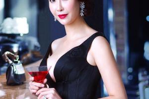 Hoa hậu giàu nhất VN: Bố ruột quay lưng, ăn cơm với nước lã!